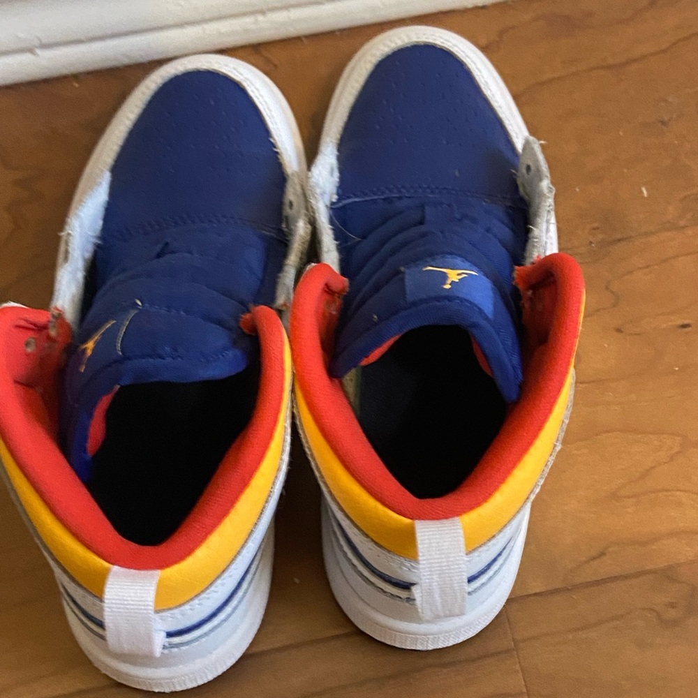 These are Jordan’s. Shoe laces are missing.